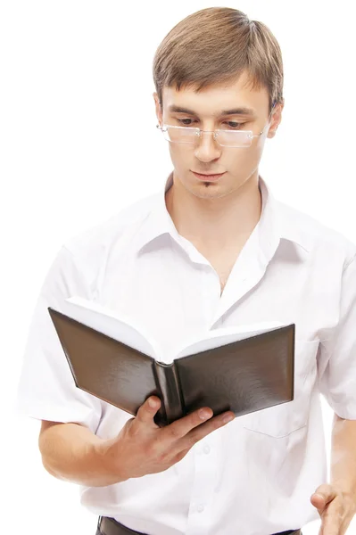 Młody człowiek w okularach czytanie książki — Zdjęcie stockowe