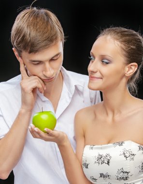 apple ile genç bir çift