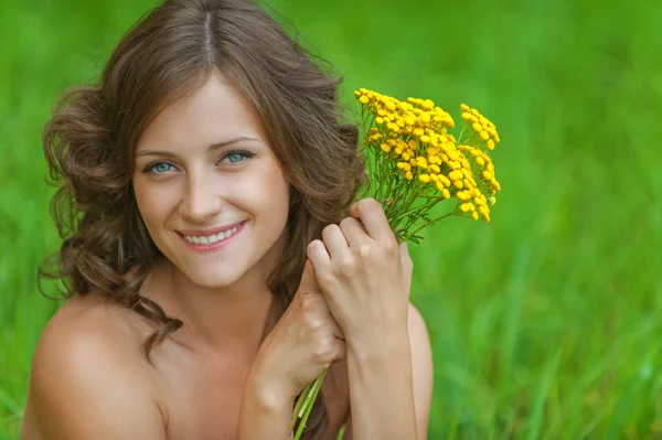 Portrait young beautiful woman holding bouquet yellow wildflower — Stock Photo, Image