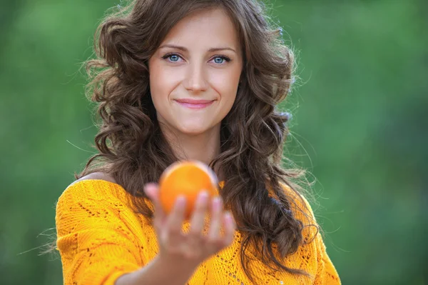 Bella donna in possesso di arancione — Foto Stock