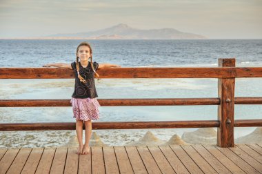 neşeli kız içme suyu