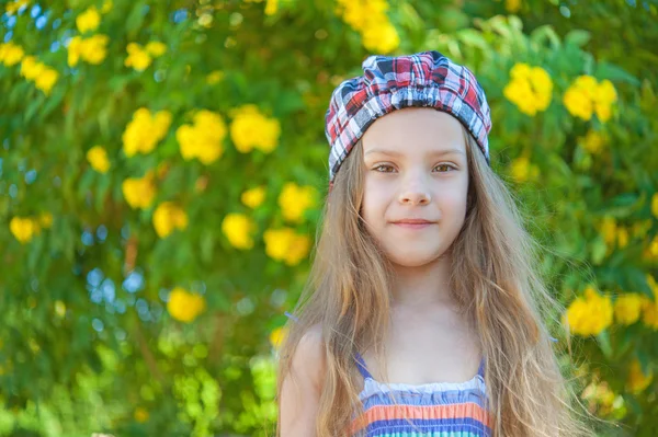 Bambina nel verde parco cittadino estivo — Foto Stock