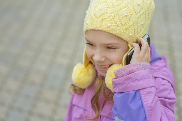 Leende liten flicka prata telefon — Stockfoto