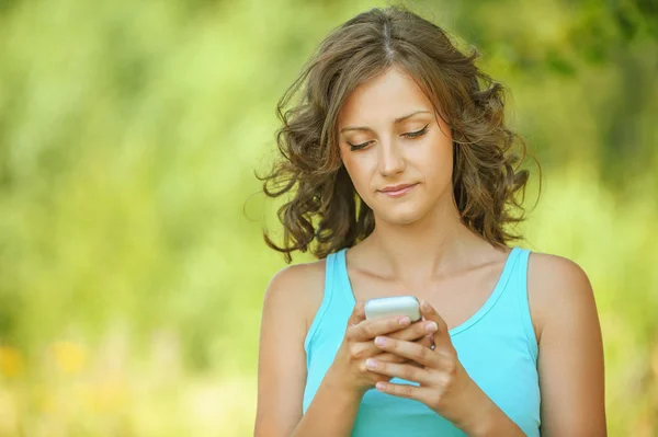 Woman reads message to mobile phone — Stock Photo, Image