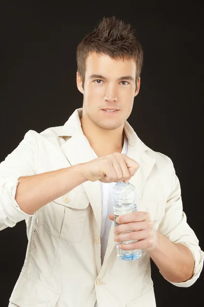 Joven sosteniendo botella de agua — Foto de Stock