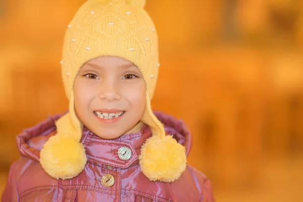 Niña sonriendo en sombrero amarillo — Foto de Stock