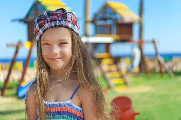 Kleines Mädchen auf Spielplatz — Stockfoto