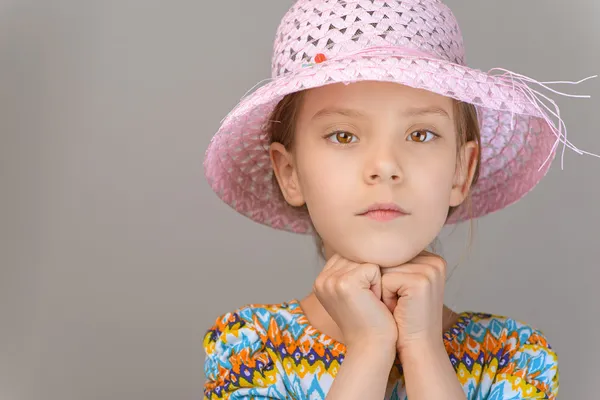 Kleines Mädchen reflektiert — Stockfoto