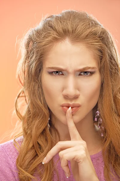 Hermosa mujer pide silencio — Foto de Stock