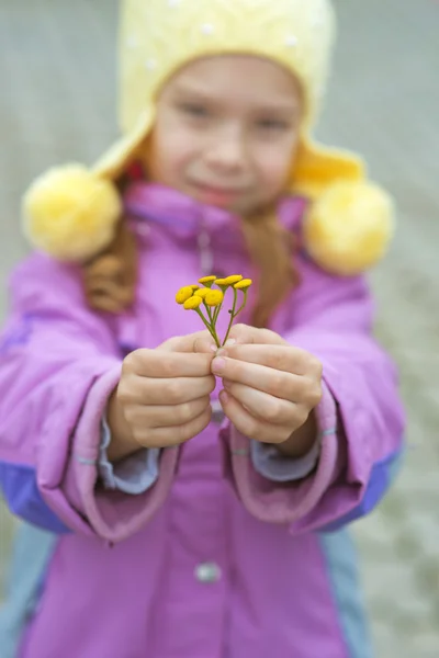 Vacker liten flicka i rosa kappa — Stockfoto