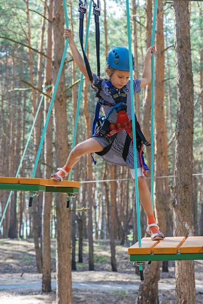 Klein meisje klimt op touw harnas — Stockfoto