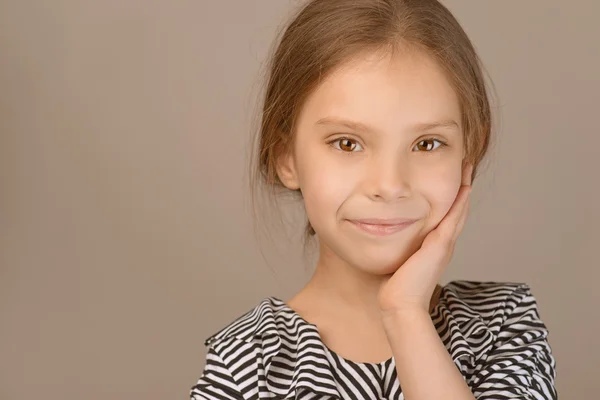 Portrait de belle jeune fille souriante — Photo