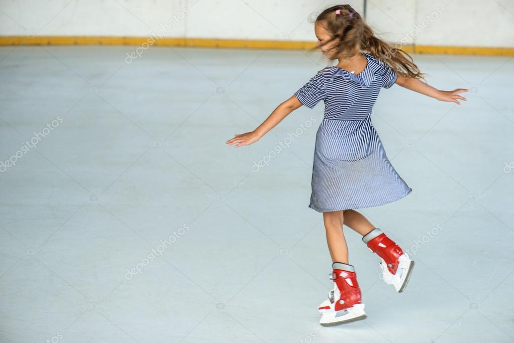 Little girl ice skating — Stock Photo © BestPhotoStudio 31535201