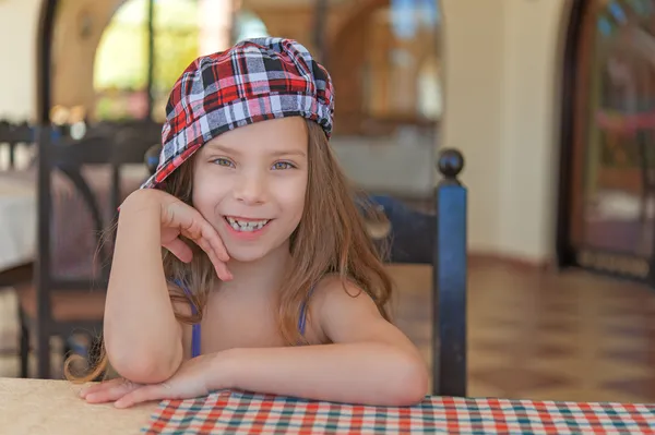 Meisje-peuter zitten aan tafel — Stockfoto