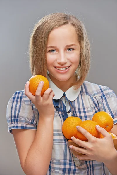 Flicka med apelsiner — Stockfoto