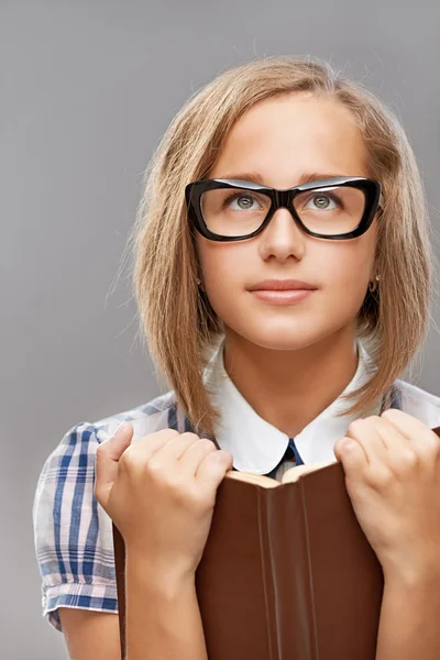 Estudiante con libro de texto — Foto de Stock