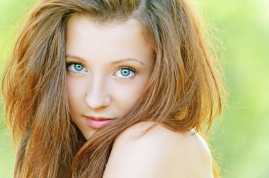 güzel genç bir kadın