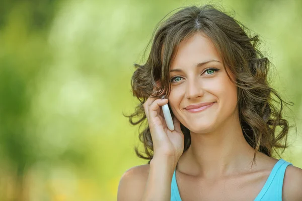 Mooie vrouw spreken op mobiele telefoon — Stockfoto