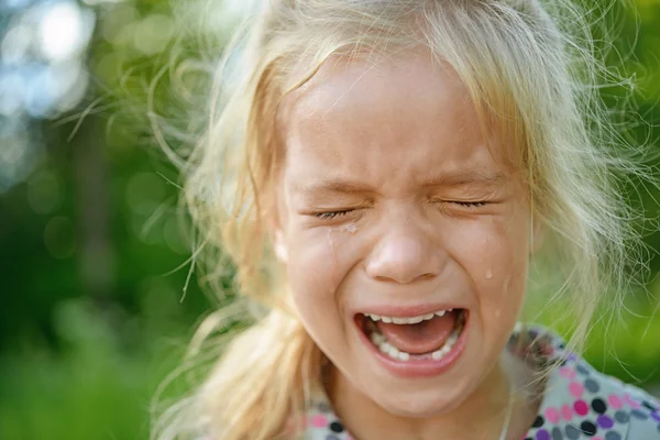 Грустная маленькая девочка плачет — стоковое фото