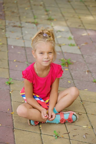 Petite fille en gilet près de la piscine de la station — Photo