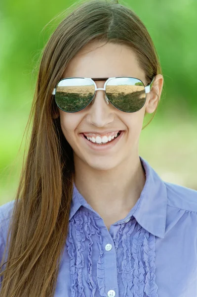 Belle fille en lunettes de soleil — Photo