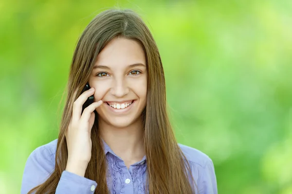 Uśmiechnięte dziewczyny nastoletnie rozmowy na telefon komórkowy — Zdjęcie stockowe