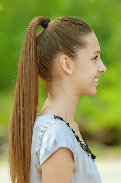 Lächelndes Teenager-Mädchen im blauen Hemd Profil — Stockfoto