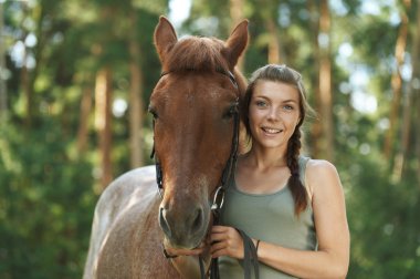 genç kadın yakın çekim atı ile gülümseyen