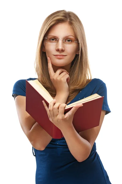 Giovane donna in abito blu legge libro rosso — Foto Stock