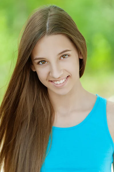 Schöne lächelnde Teenager-Mädchen — Stockfoto