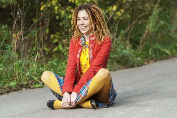 Mulher com dreadlocks sentado na posição de lótus — Fotografia de Stock