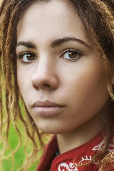 Mulher bonita com dreadlocks — Fotografia de Stock