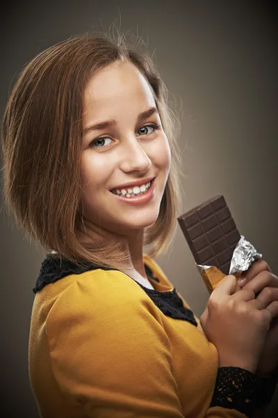Mujer joven con barra de chocolate — Foto de Stock