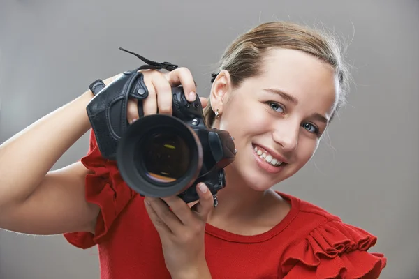 Νεαρή γυναίκα με κόκκινο φόρεμα με κάμερα — Φωτογραφία Αρχείου