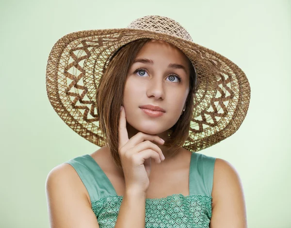 Jonge vrouw met strohoed — Stockfoto