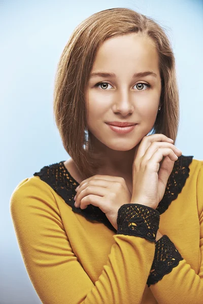 Jovem mulher em vestido amarelo — Fotografia de Stock