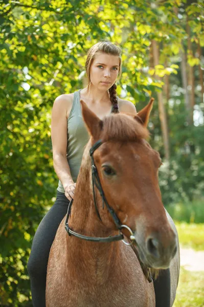 말을 탄 아름다운 아가씨 — 스톡 사진