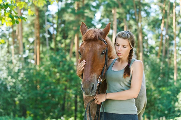 Ung kvinna närbild med häst — Stockfoto