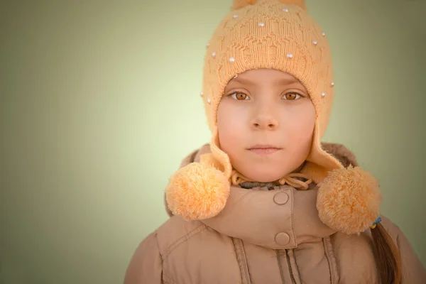 Petite fille triste en manteau rose — Photo