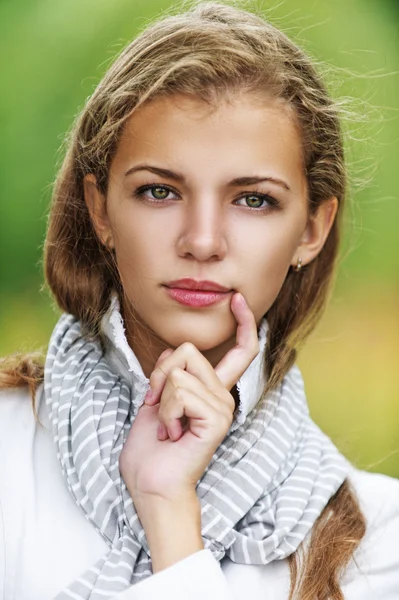 Porträt einer schönen jungen Frau — Stockfoto