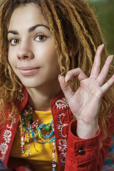 Kadın işaret yapma dreadlocks ile tüm ok — Stok fotoğraf