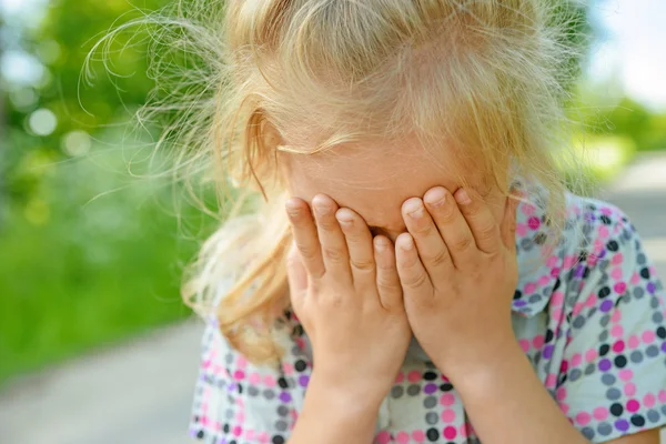 Little girl crying — Stock Photo, Image