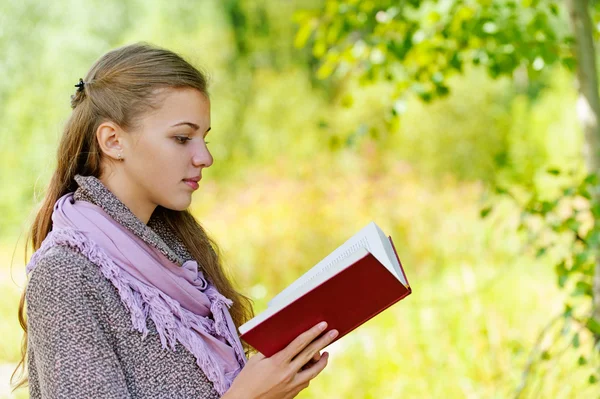Beautiful woman reading red book — Stock Photo, Image