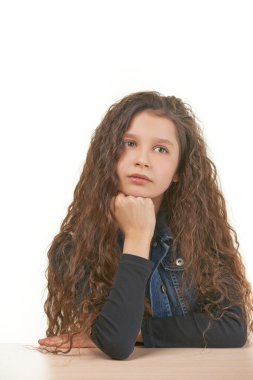 masada oturan üzgün küçük kız