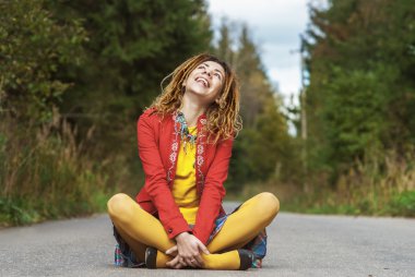 dreadlocks lotus pozisyonda oturan kadın