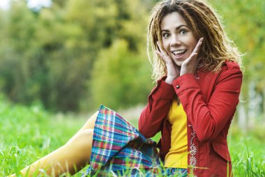 dreadlocks çimlerde oturan kadın