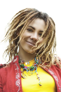 dreadlocks ile gülümseyen güzel kadın