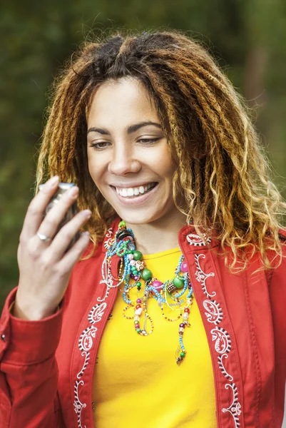 Woman with dreadlocks talking on phone — Stock Photo, Image