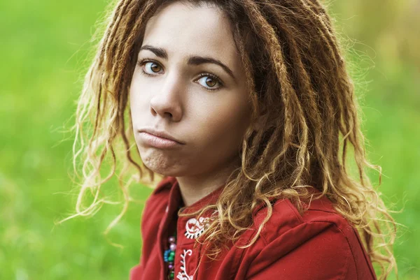 Smuk kvinde med dreadlocks - Stock-foto