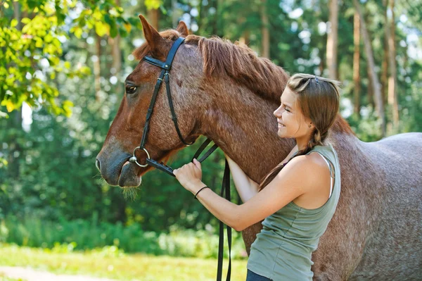 Ung kvinna närbild med häst — Stockfoto